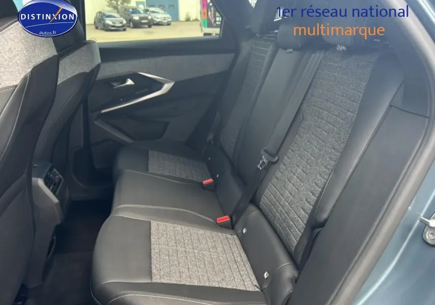 Vue intérieure côté droit sur la banquette arrière bi-matière grise et noire du Peugeot 3008 bleu 2025.