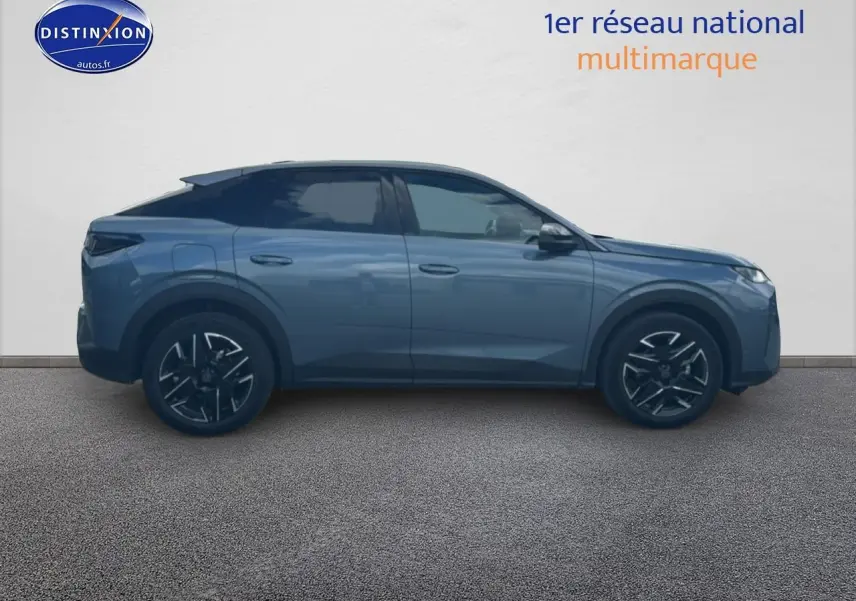 Vue de profil côté gauche du Peugeot 3008 1.2 hybrid 145 allure e-dcs6 bleu avec jantes alu noires.