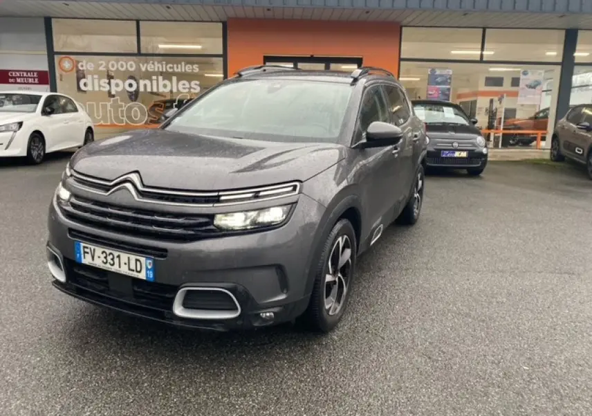 Citroën C5 Aircross gris platinium en 3/4 avant droit, avec jantes alliage 18 pouces et toit noir.
