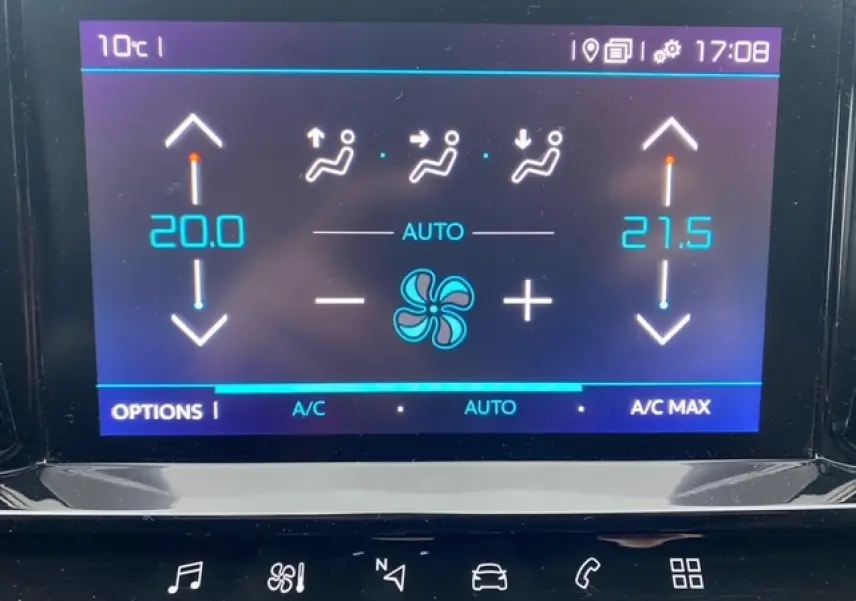 Écran tactile de la climatisation bi-zone du Citroën C5 Aircross gris platinium, affichant 20°C à gauche et 27,5°C à droite.
