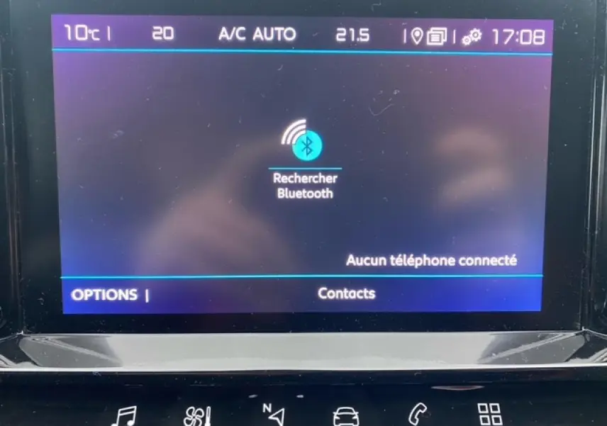 Écran tactile central du tableau de bord du Citroën C5 Aircross 2019 affichant la recherche Bluetooth, interface en bleu et noir.