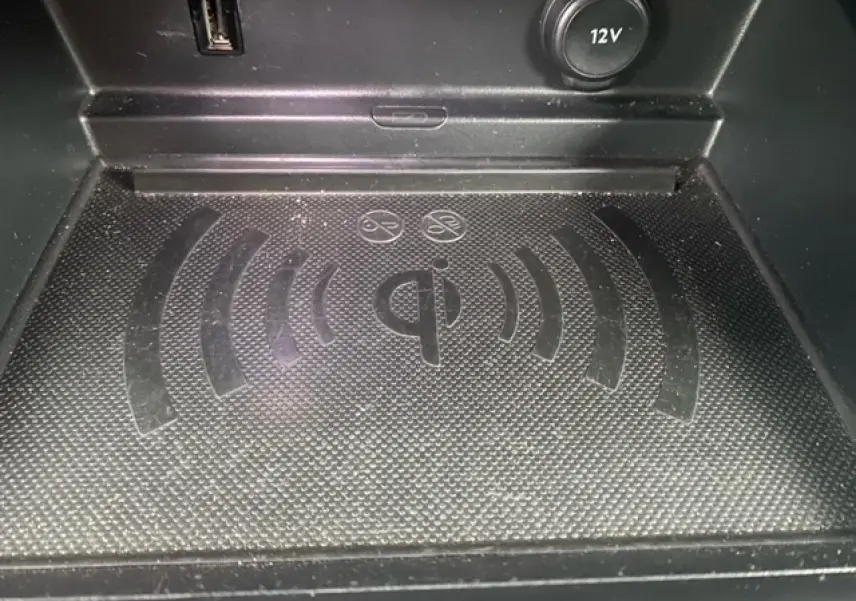 Gros plan intérieur sur la zone de recharge sans fil Qi du Citroën C5 Aircross 2019, finition Shine.