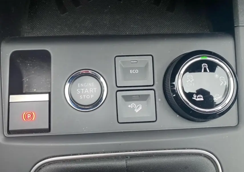 Gros plan sur la console centrale du Citroën C5 Aircross gris platinium, avec bouton start/stop et sélecteur Pack Grip Control.