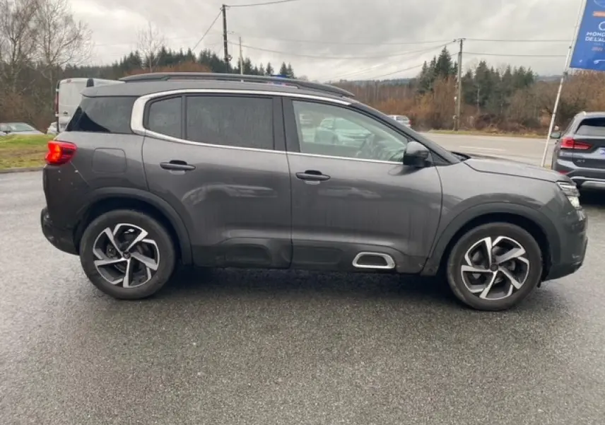 Profil côté gauche du Citroën C5 Aircross gris platinium avec jantes alliage 18 pouces et vitres surteintées.