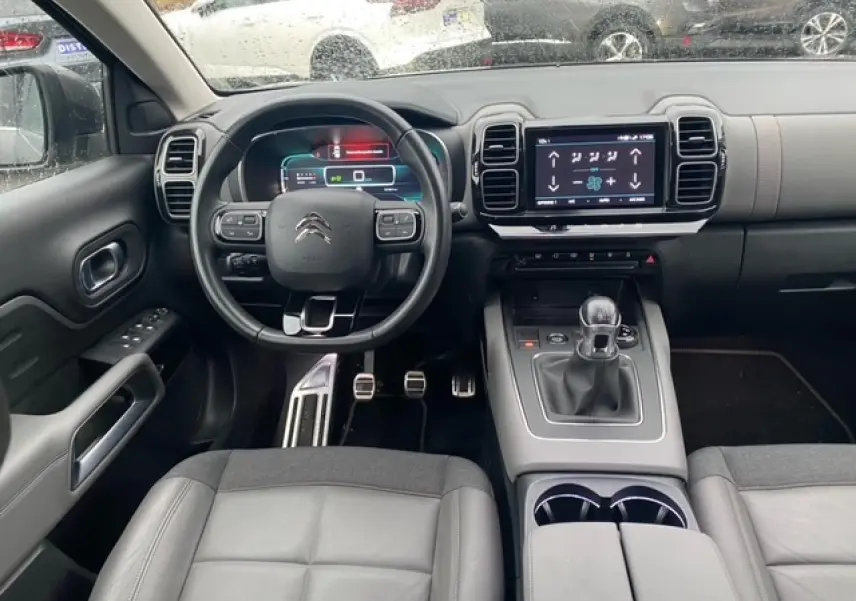 Vue intérieure avant du Citroën C5 Aircross 2019, tableau de bord gris avec écran tactile et volant multifonction.