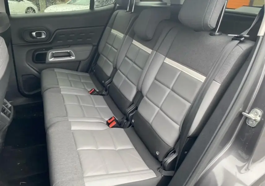 Vue côté droit de la banquette arrière bi-matière grise du Citroën C5 Aircross 2019 avec porte ouverte.