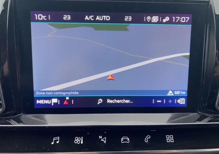 Écran tactile central du tableau de bord du Citroën C5 Aircross 2019 affichant la navigation GPS.