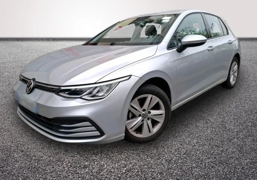 Volkswagen Golf gris clair vue 3/4 avant droit, avec phares LED et jantes alliage cinq branches.