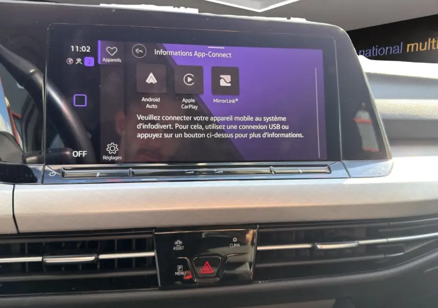 Vue rapprochée du tableau de bord gris clair de la Volkswagen Golf 2022 avec écran tactile affichant App-Connect.