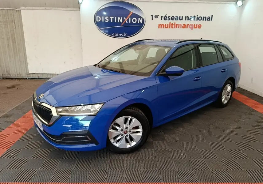 Vue 3/4 avant droite d'une Skoda Octavia break 2024 bleu vif avec jantes alliage et calandre noire brillante.