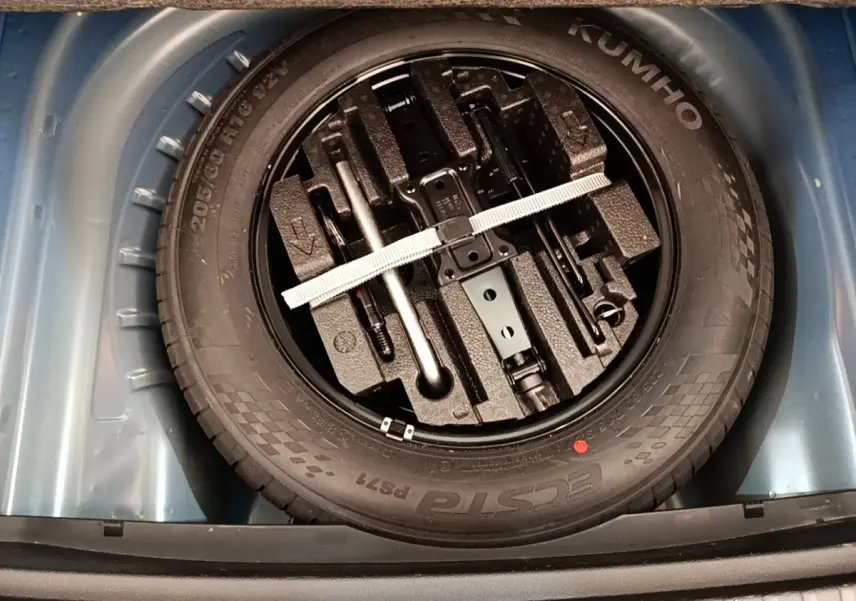 Gros plan sur la roue de secours et les outils de bord dans le coffre d'une Skoda Octavia 2024, couleur non visible.