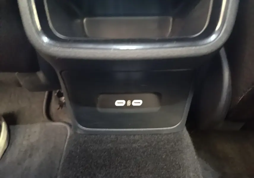 Prise USB arrière double en gros plan dans l’habitacle noir de la Skoda Octavia 2024 hybride.