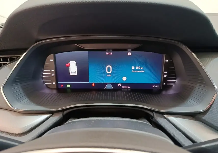 Vue rapprochée du combiné d'instruments numérique de la Skoda Octavia 2024, affichage multifonctions clair et moderne.