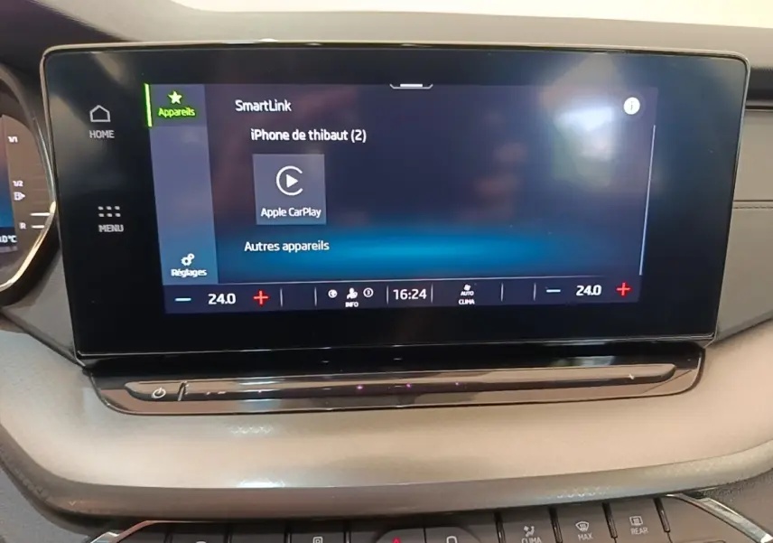 Écran tactile central de la Skoda Octavia 2024 affichant Apple CarPlay, avec commandes climatisation intégrées en dessous.