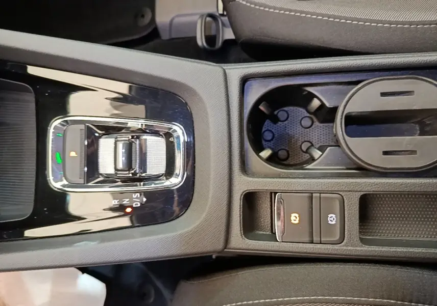Vue plongeante sur la console centrale noire de la Skoda Octavia 2024 avec boîte auto et commandes électriques du frein à main.