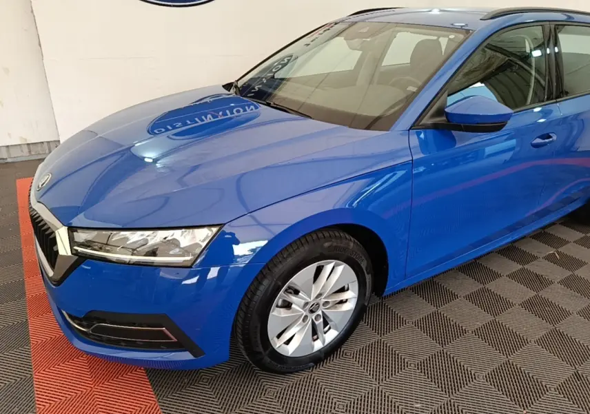 Vue 3/4 avant droite d'une Skoda Octavia 2024 bleu vif avec phares LED et jantes alliage argentées.