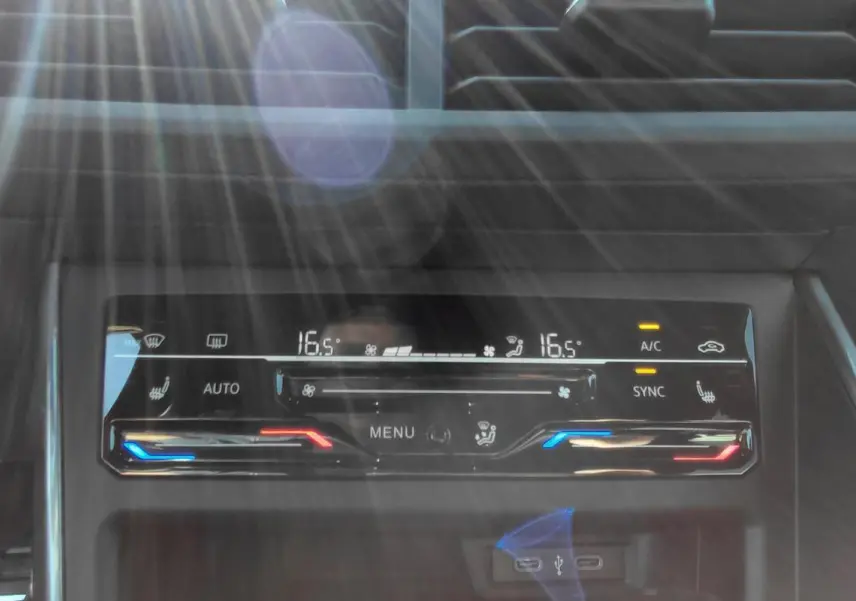 Gros plan sur la console centrale de la Volkswagen Polo 2024, affichant la climatisation automatique avec réglages numériques.