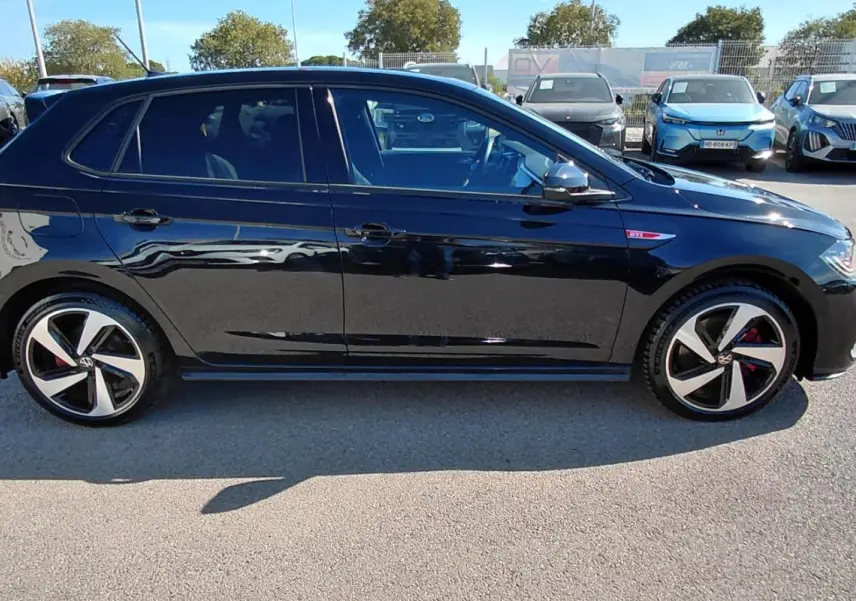 Volkswagen Polo 2.0 TSI GTI noire vue de profil côté gauche, avec jantes alliage 17 pouces et badge GTI.