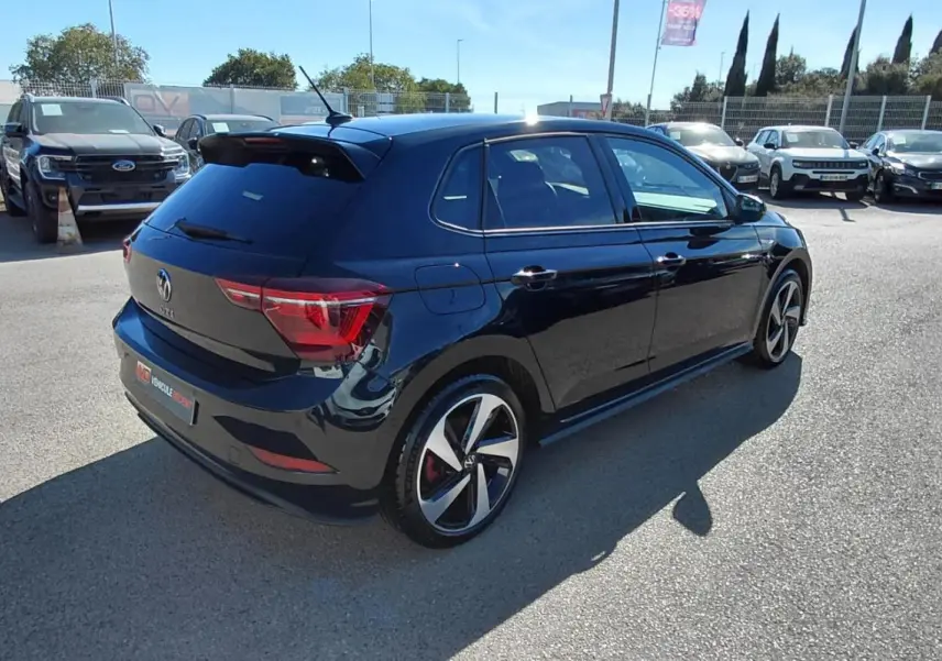 Volkswagen Polo 2.0 TSI GTI noire vue 3/4 arrière droit, avec jantes alliage 17 pouces et toit noir brillant.