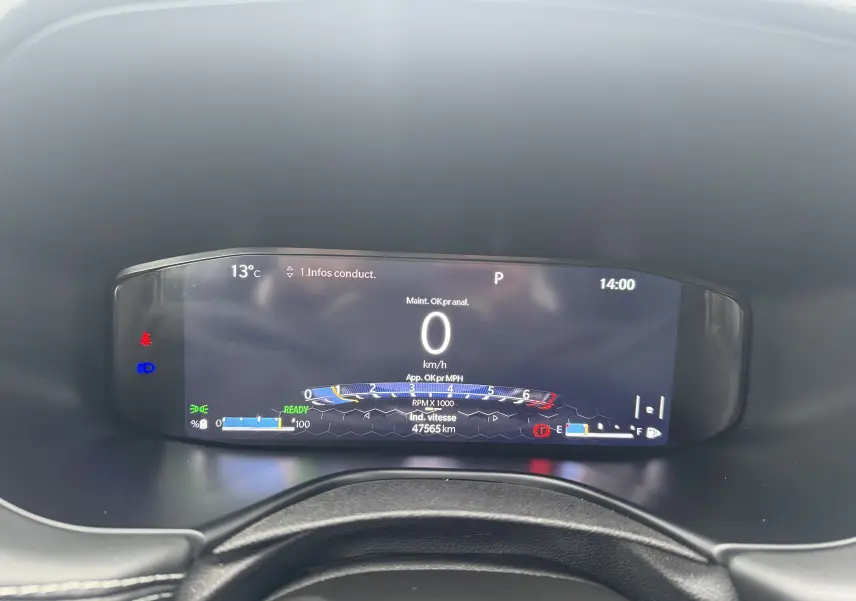 Tableau de bord numérique du Jeep Compass 2023 affichant la vitesse à 0 km/h et diverses informations de conduite.