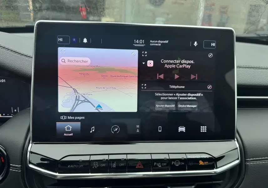 Écran tactile central du Jeep Compass 2023 affichant la navigation et la connexion Apple CarPlay, intérieur noir.