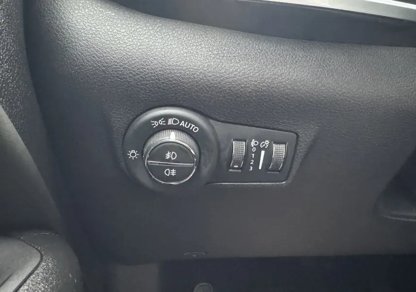 Commande des phares et réglages d'éclairage sur le tableau de bord intérieur d'un Jeep Compass gris 2023.