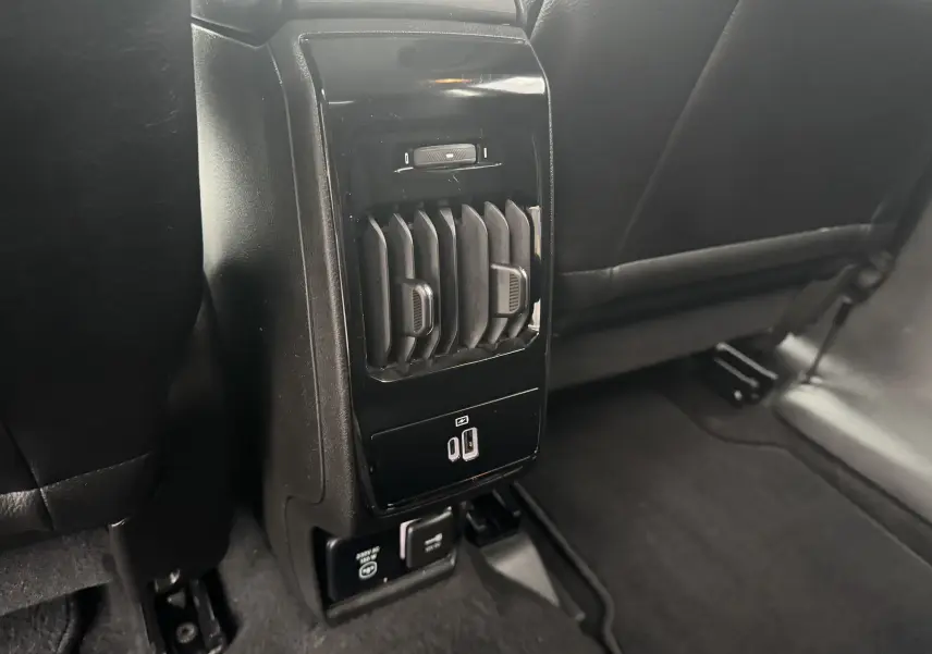 Détail des aérateurs arrière noirs et ports USB dans l'habitacle du Jeep Compass gris 2023.