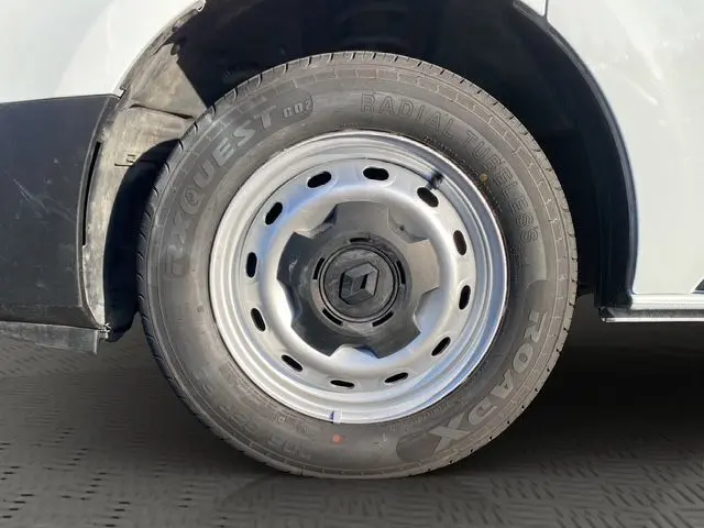 Gros plan sur la roue avant droite du Renault Trafic Fourgon blanc 2023, avec jante acier et logo Renault central.