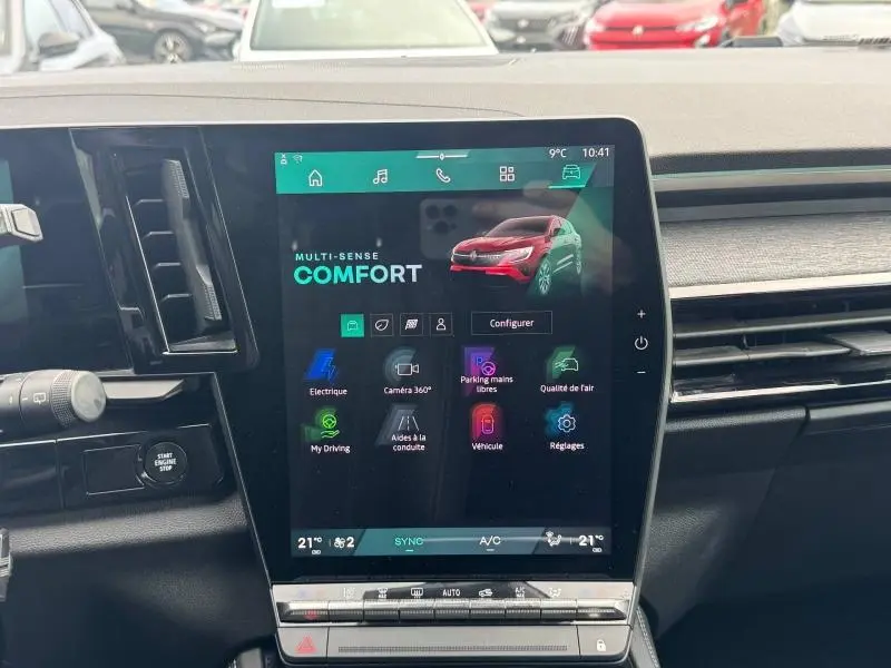 Écran tactile central du tableau de bord du Renault Austral rouge, affichant le mode Confort et options connectées.