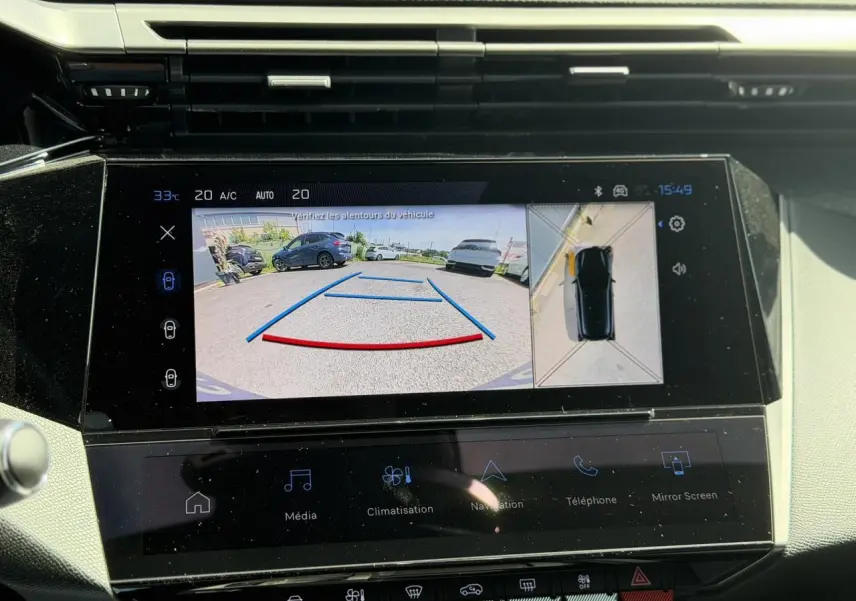 Écran tactile central montrant la caméra de recul et la vue 360° du Peugeot 308 Hybrid gris Artense.