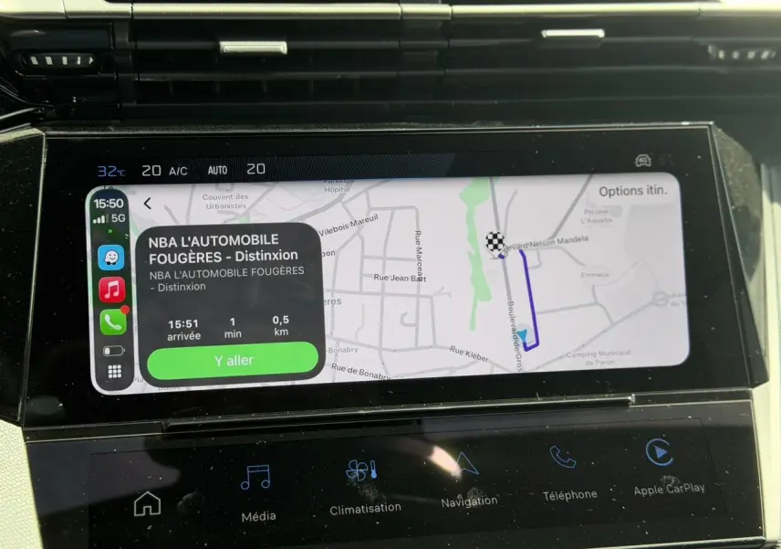 Écran tactile central de la Peugeot 308 Hybrid gris Artense montrant la navigation Apple CarPlay en mode connecté.