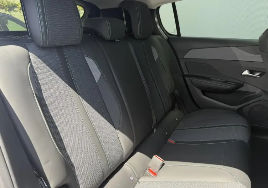 Vue latérale droite de la banquette arrière en tissu et cuir noir de la Peugeot 308 Hybrid 145 Gris Artense.