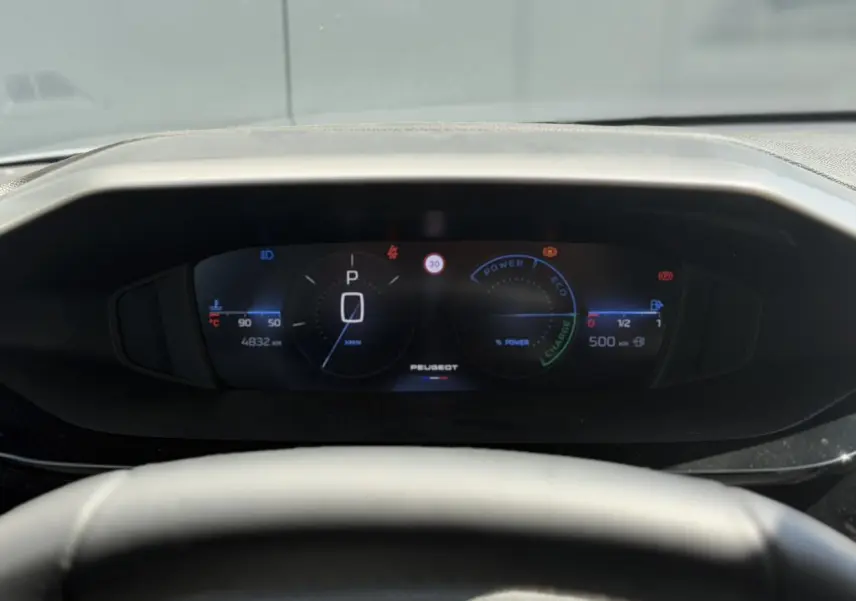 Vue rapprochée du combiné numérique Peugeot 308 Hybrid 2025 affichant la vitesse et l'autonomie, prise côté conducteur.