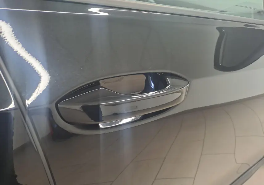 Poignée de porte côté gauche noire grenadille brillante de Volkswagen Golf 2.0 TDI 150 DSG7 R LINE 2024.