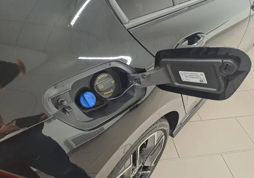 Vue rapprochée de la trappe à carburant ouverte côté gauche d'une Volkswagen Golf 2.0 TDI noire grenadille avec jantes 18 pouces.