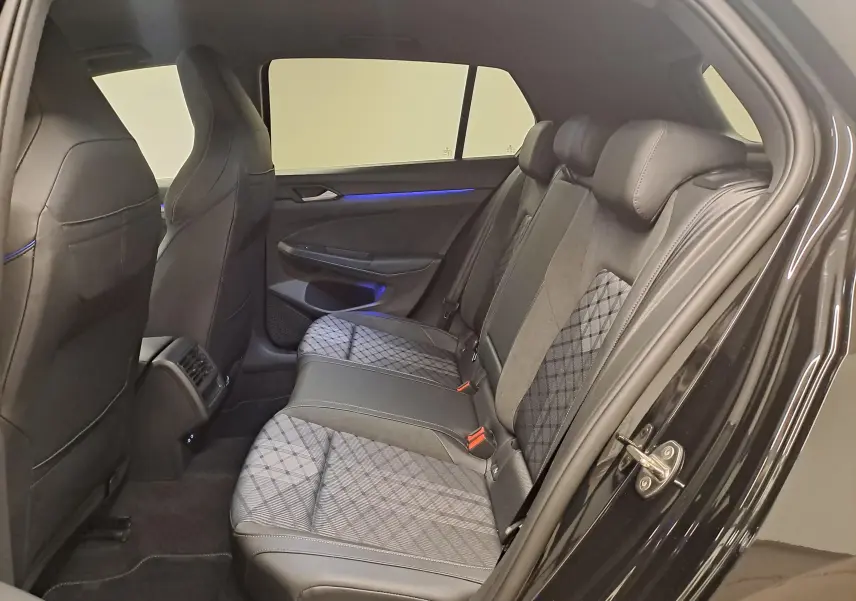 Vue côté droit de l'habitacle arrière de la Volkswagen Golf 2.0 TDI 150 DSG7 R Line noire grenadille avec sièges tissu et cuir.