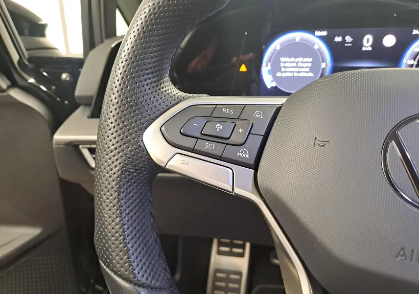 Gros plan sur le volant perforé côté gauche du Volkswagen Golf 2.0 TDI 150 DSG7 R Line 2024 noir grenadille.