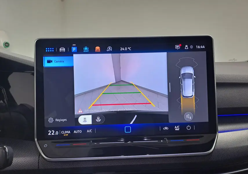 Écran tactile intérieur de Volkswagen Golf 2.0 TDI 150 DSG7 R LINE 2024 montrant la caméra de recul et l’aide au stationnement.