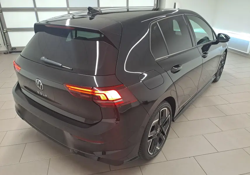 Vue 3/4 arrière droite d'une Volkswagen Golf 2.0 TDI 150 DSG7 R Line noir grenadille avec jantes alliage léger 18'' York.