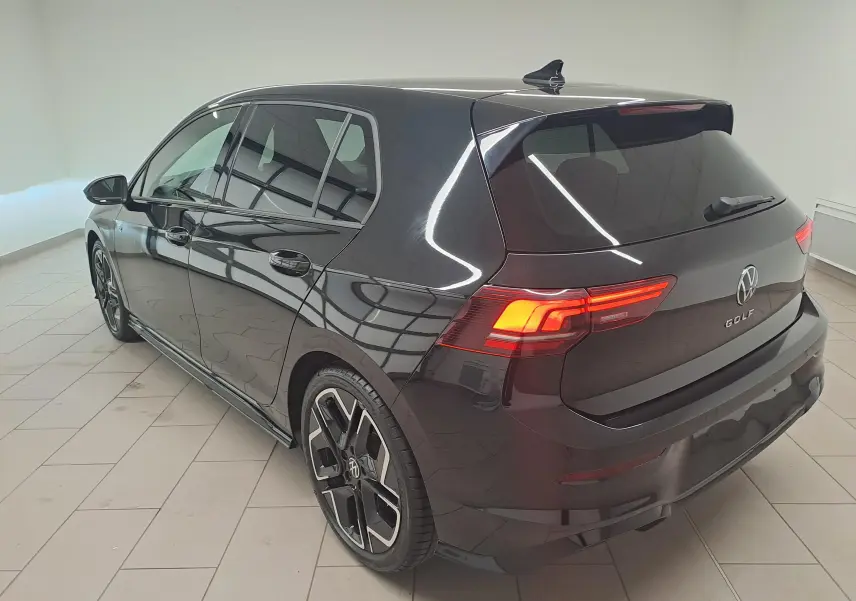 Vue 3/4 arrière droite d'une Volkswagen Golf 2.0 TDI 150 DSG7 R Line noire grenadille avec jantes alliage 18'' York.