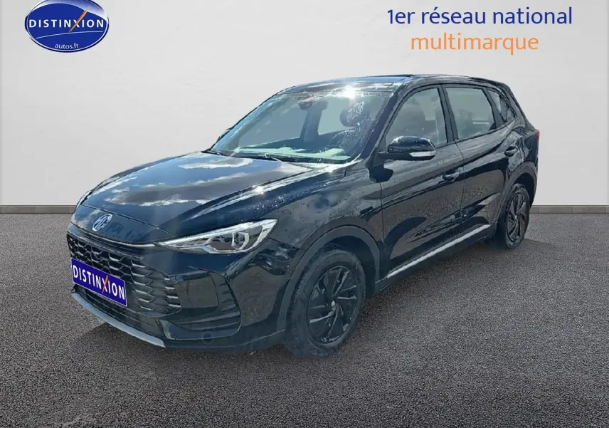 Vue 3/4 avant droite d'un MG ZS Hybrid noir 2026 avec jantes noires et calandre imposante.