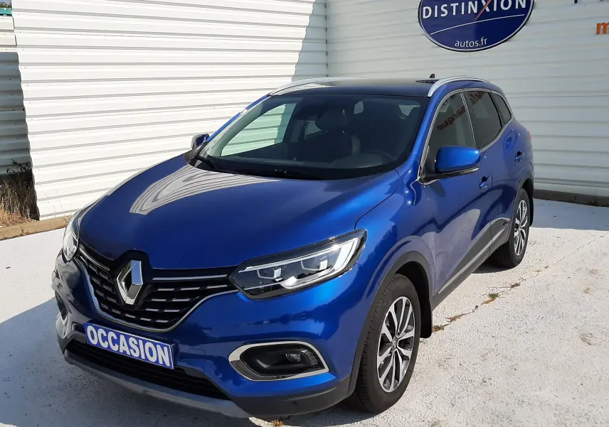 Renault Kadjar 1.5 DCI 115 Intens EDC bleu iron vu en 3/4 avant droit avec calandre et phares LED visibles.