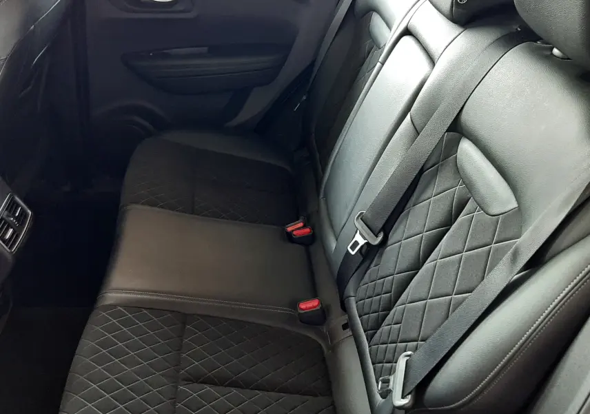 Vue intérieure côté droit des sièges arrière en cuir noir matelassé du Renault Kadjar 1.5 DCI 115 Intens EDC 2020 bleu iron.