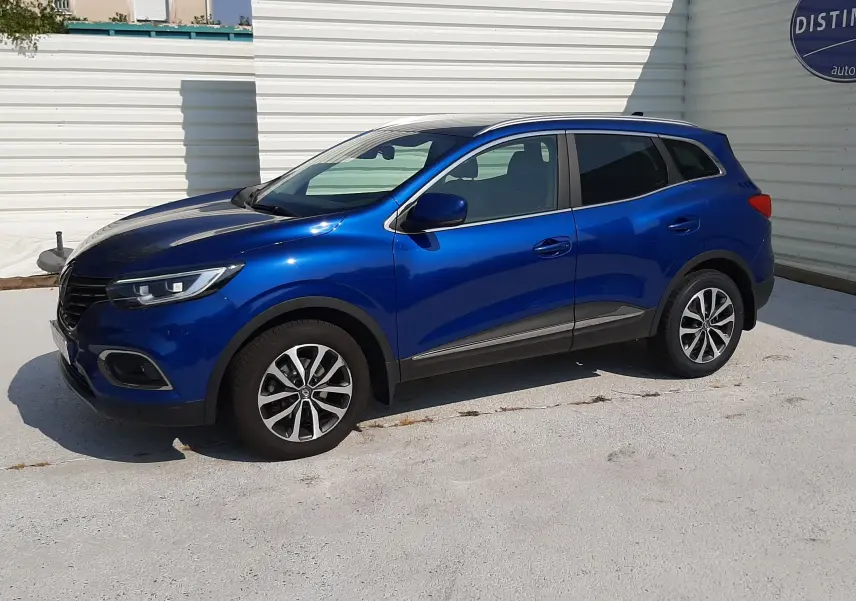 Renault Kadjar 1.5 DCI 115 Intens bleu iron vu de profil côté gauche, avec jantes alliage et toit noir.