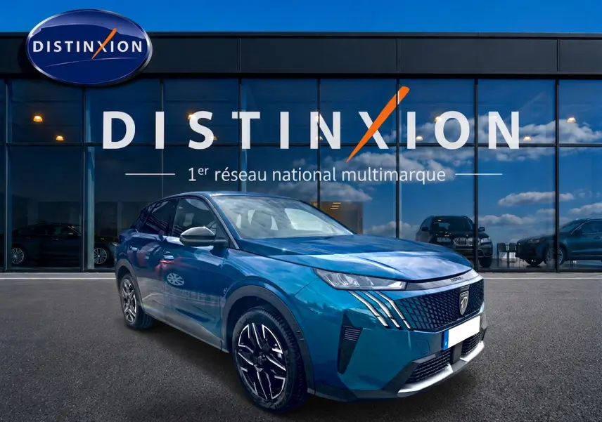 Peugeot 3008 bleu obsession en 3/4 avant droit, avec calandre distinctive et jantes alu modernes.