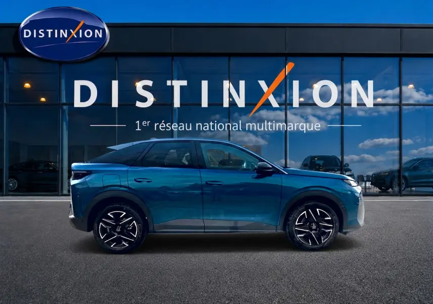 Profil droit du Peugeot 3008 1.2 hybrid 145 allure e-dcs6 bleu obsession, avec jantes alu noires et toit noir contrasté.