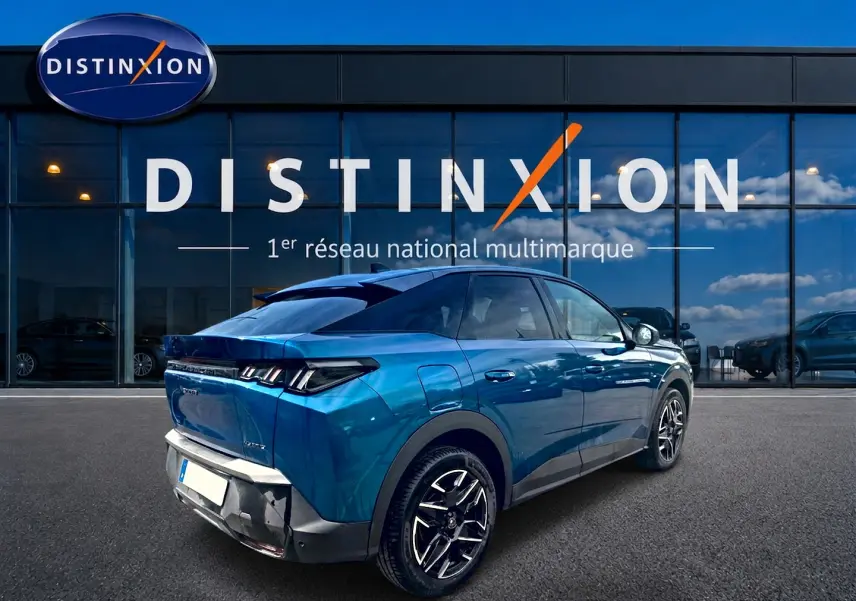 Peugeot 3008 1.2 hybrid 145 allure e-dcs6 bleu obsession en 3/4 arrière droit devant showroom Distinxion.