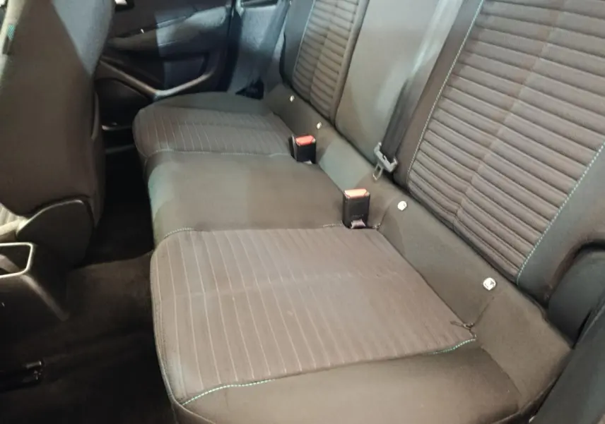 Vue intérieure de la banquette arrière noire de la Peugeot 208 PureTech 75 S&S Style 2023, avec ceintures et fixation Isofix visibles.