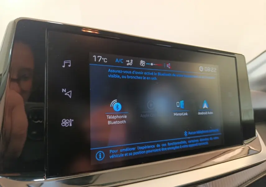 Écran tactile central de 7 pouces du Peugeot 208 PureTech 75 S&S Style 2023 affichant les options Bluetooth et Android Auto.