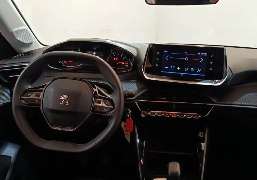 Intérieur de la Peugeot 208 PureTech 75 S&S Style 2023, vue frontale du volant cuir et écran tactile central 7 pouces.